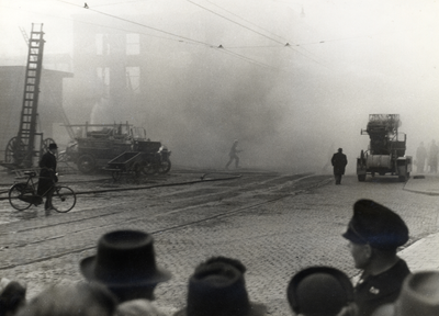 97359 Afbeelding van de bluswerkzaamheden bij de brand in de Galeries Modernes (Lange Viestraat 2-10) te Utrecht.